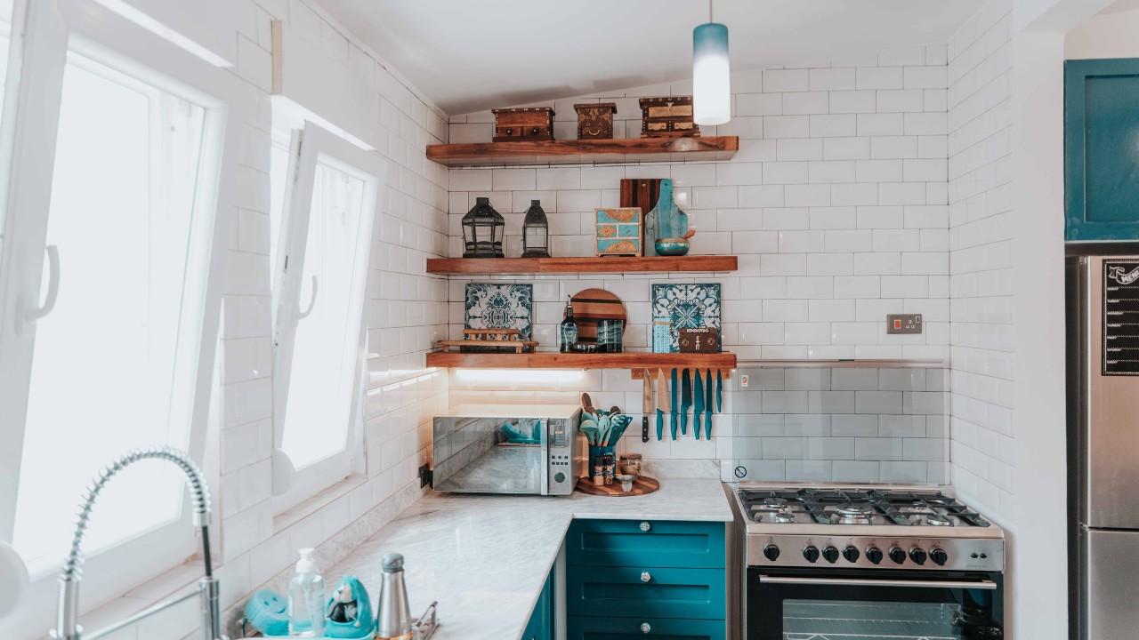 OpenShelvingwithGlassCabinetskitche